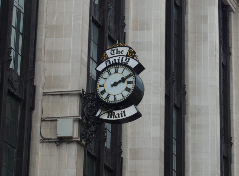 800px-Daily_Mail_clock,_High_St_Ken