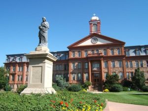 Old_Main_Hall,_Regis_University_Main_Campus